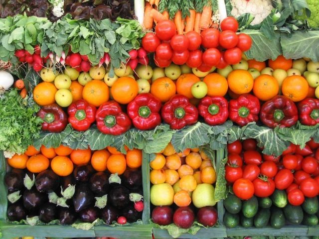 Польща вважає заборону ввезення овочів і фруктів помстою Росії за санкції 