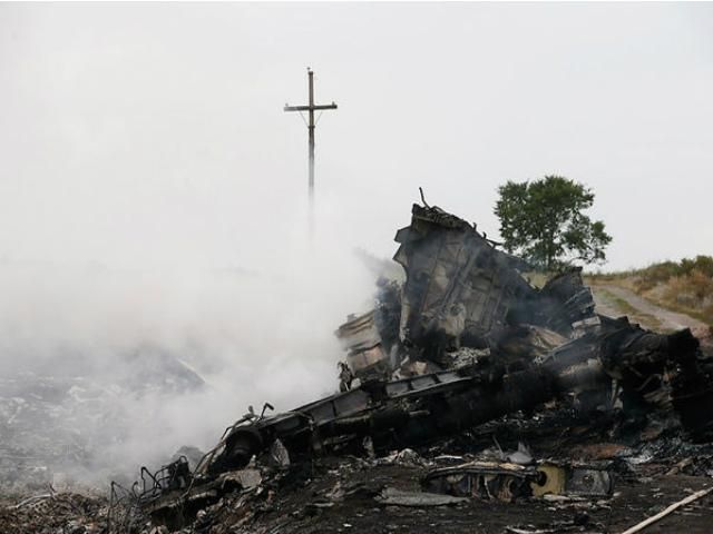 Малайзійські поліцейські вирушили в Україну для участі в розслідуванні падіння Boeing 777 Малайзійські поліцейські вирушили в Україну для участі в розслідуванні падіння Boeing 777