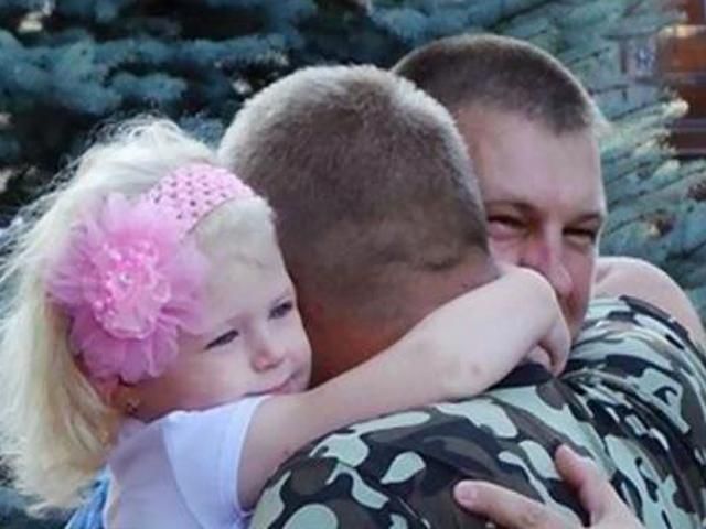 Найактуальніші кадри 30 липня: рідні зустріли військових, терорист заснув на посту Найактуальніші кадри 30 липня: рідні зустріли військових, терорист заснув на посту