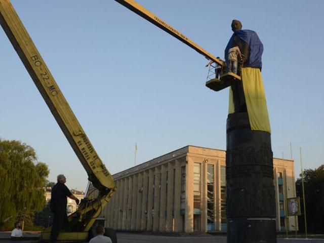 ФОТО ДНЯ: Дзержинского "​​одели" в сине-желтый флаг