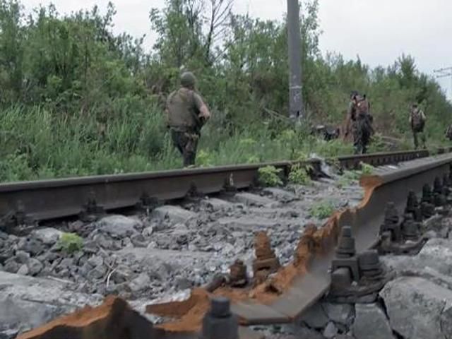 Восточный фронт: за время АТО погибли 363 военных, террористы взорвали железнодорожный путь