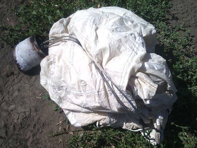 "Парашути" над Харцизьком були тепловими пастками, — Селезньов (Фото) "Парашути" над Харцизьком були тепловими пастками, — Селезньов (Фото)