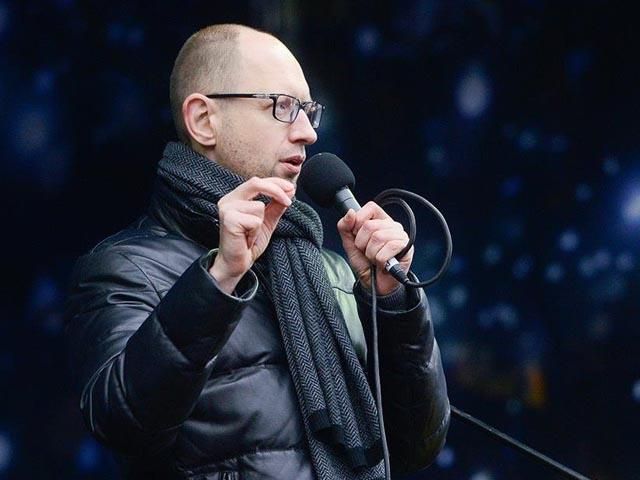 Яценюк урізав зарплати високопосадовцям Яценюк урізав зарплати високопосадовцям