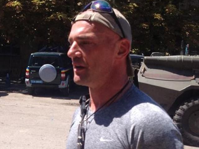 Бізнесмен-доброволець продає Rolls-Royce Phantom, щоб допомогти армії Бізнесмен-доброволець продає Rolls-Royce Phantom, щоб допомогти армії