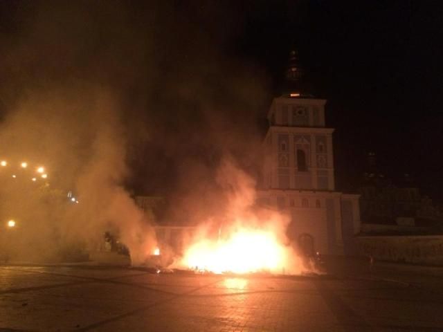 У Києві біля Майдану серед ночі горіли намети (Фото, Відео)