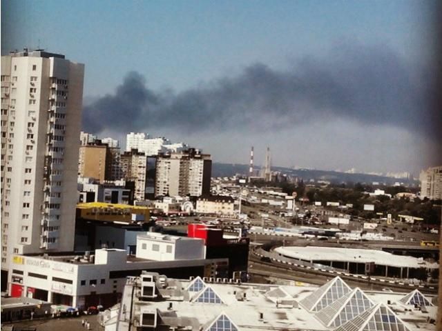 У Києві горить склад пиломатеріалів (Фото) У Києві горить склад пиломатеріалів (Фото)