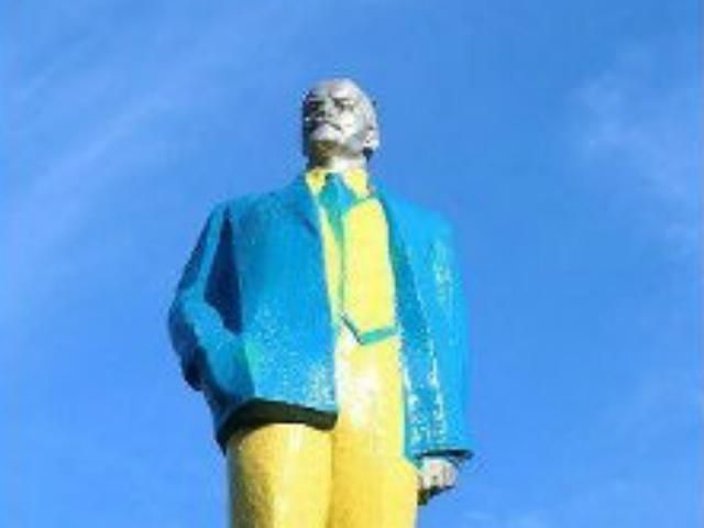 В Кировоградской области памятник Ленину разукрасили в желто-голубые цвета (Фото)