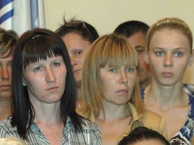 Дружини та матері вояків просять Порошенка про підкріплення (Відео) Дружини та матері вояків просять Порошенка про підкріплення (Відео)