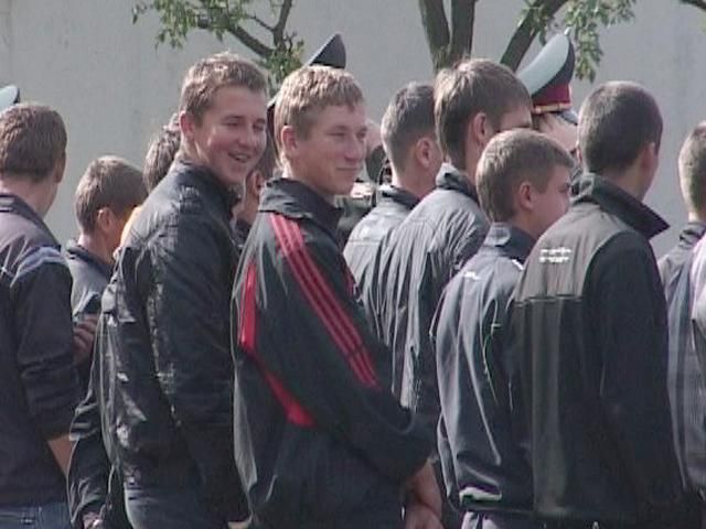 В Криму чоловіків кличуть у військкомати В Криму чоловіків кличуть у військкомати