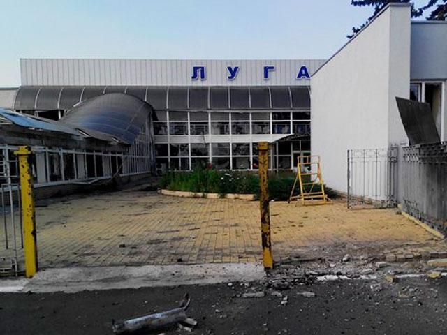 Луганский аэропорт после обстрелов террористами (Фото)