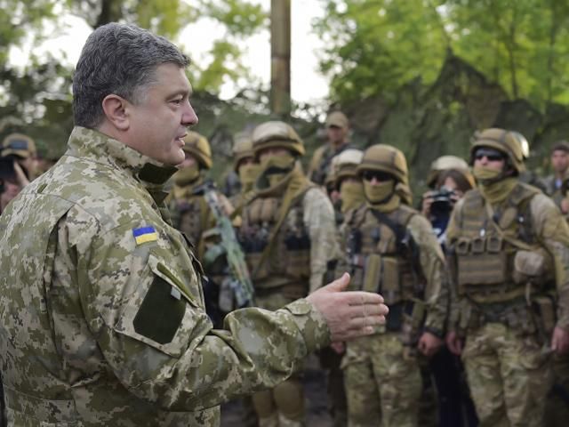 Порошенко поздравил десантников с Днем ВДВ Порошенко поздравил десантников с Днем ВДВ