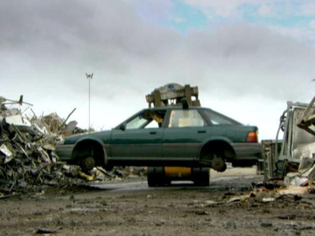 Як працює автодробарка – машина, що перетворює цілі автівки на дрібненькі шматочки металу? Як працює автодробарка – машина, що перетворює цілі автівки на дрібненькі шматочки металу?