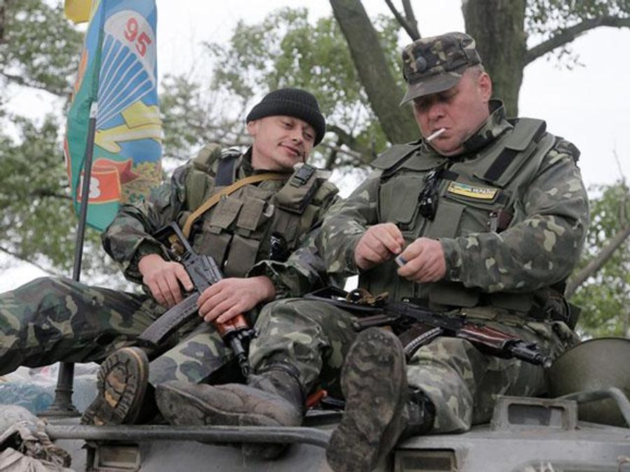 Адміністрацію президента пікетували матері десантників, які воюють у зоні АТО (Відео) Адміністрацію президента пікетували матері десантників, які воюють у зоні АТО (Відео)