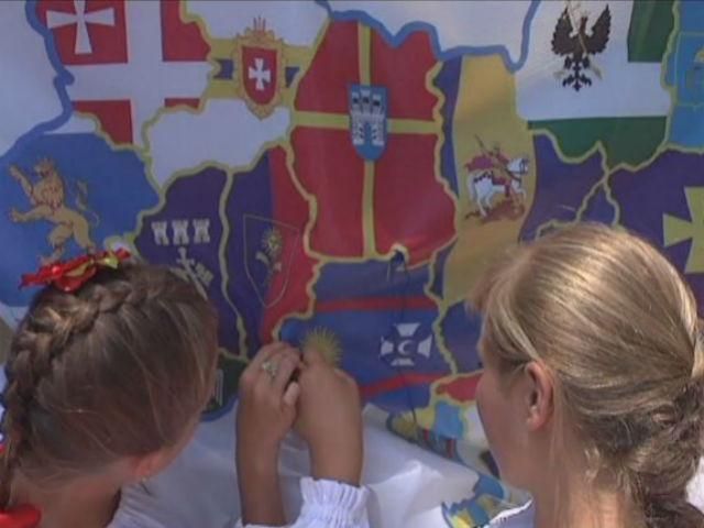 У Вінниці створюють  найбільшу вишиту карту України