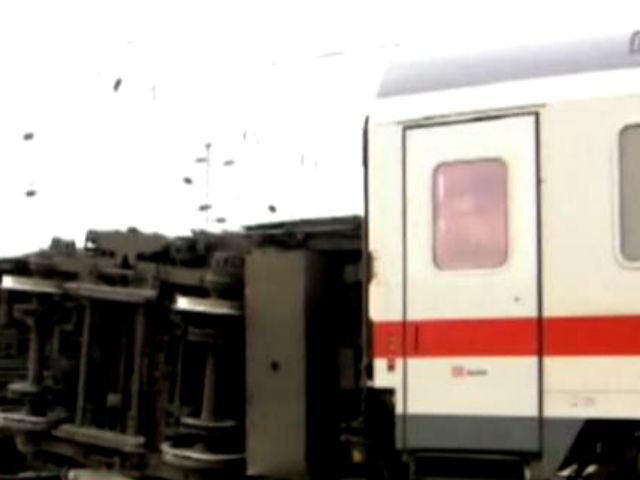 В Германии столкнулись два поезда, один из них перевернулся