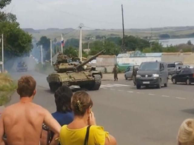 Террористы с российскими флагами ездят по окрестностям Донецка (Видео)