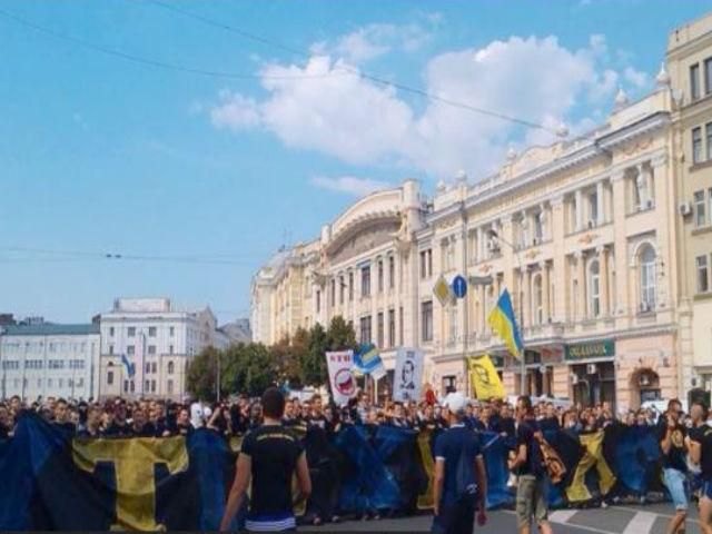 Самые яркие кадры 2 августа: Порошенко наградил бойцов АТО, футбольные фанаты провели марш