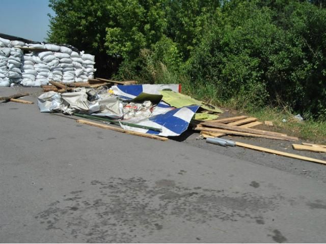Террористы использовали обломки самолета для оборудования своего блокпоста (Фото) Террористы использовали обломки самолета для оборудования своего блокпоста (Фото)