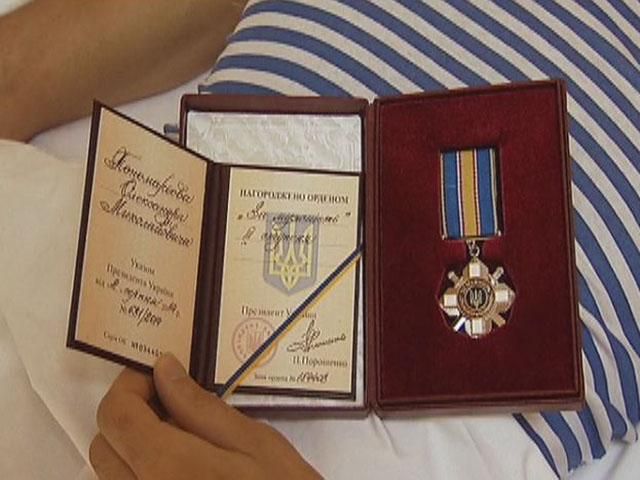 Президент наградил 5 десантников, выздоравливающих после ранений Президент наградил 5 десантников, выздоравливающих после ранений