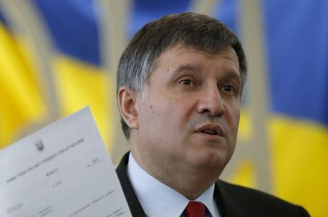 Аваков каже, що армія їздить на КАМАЗах, бо "час не чекає" Аваков каже, що армія їздить на КАМАЗах, бо "час не чекає"