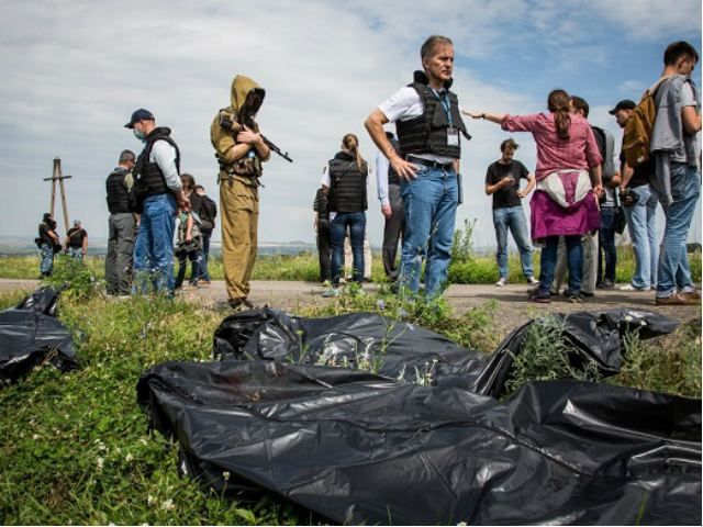 Експерти продовжують знаходити останки тіл і особисті речі пасажирів Boeing-777 Експерти продовжують знаходити останки тіл і особисті речі пасажирів Boeing-777