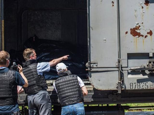 В Харьков привезли останки погибших во время катастрофы малайзийского самолета В Харьков привезли останки погибших во время катастрофы малайзийского самолета