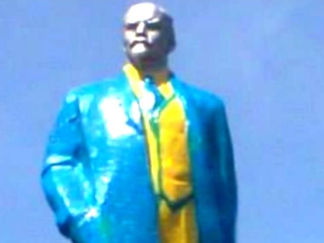 Найяскравіші фото тижня: зустріч героїв, що повернулись з АТО, синьо-жовтий Ленін Найяскравіші фото тижня: зустріч героїв, що повернулись з АТО, синьо-жовтий Ленін