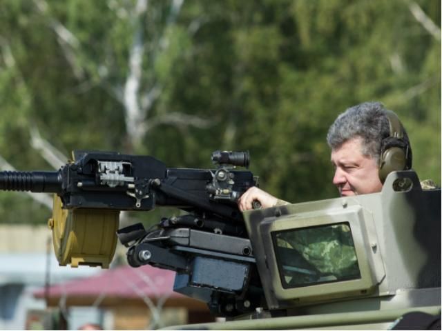 Порошенко подписал указ о награждении украинских летчиков Порошенко подписал указ о награждении украинских летчиков