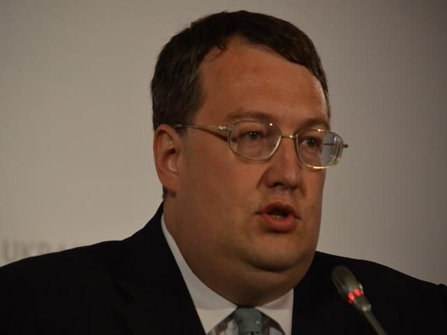 Геращенко розповів як Янукович заробляв на поповненні рахунків Геращенко розповів як Янукович заробляв на поповненні рахунків