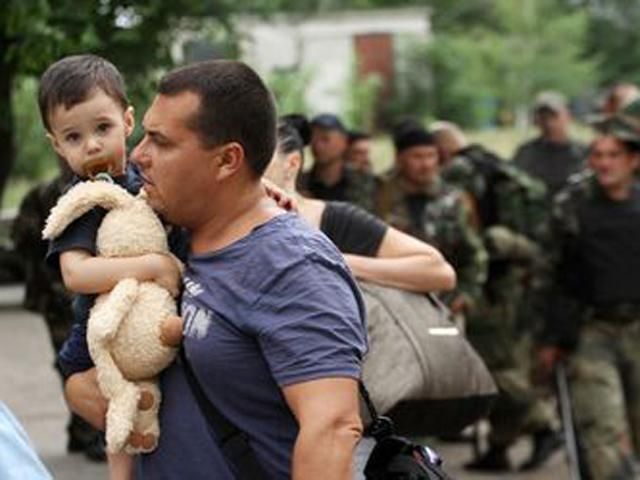 Командування АТО закликало бойовиків забезпечити гуманітарні коридори Командування АТО закликало бойовиків забезпечити гуманітарні коридори