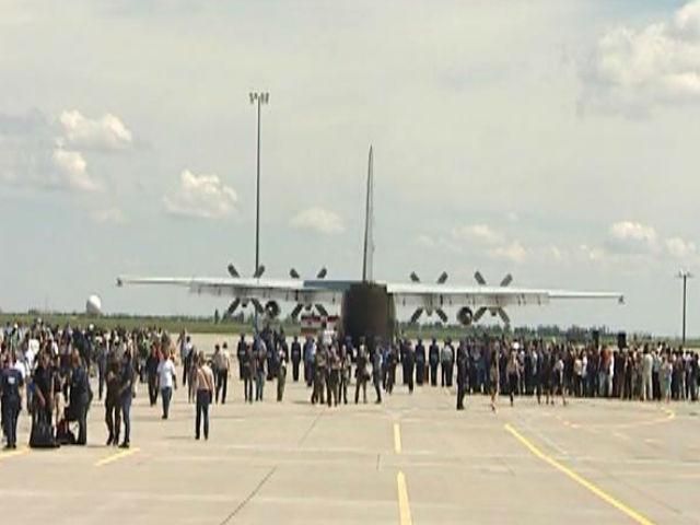 Ще один літак з тілами загиблих з місця падіння Боїнга відправився до Нідерландів Ще один літак з тілами загиблих з місця падіння Боїнга відправився до Нідерландів