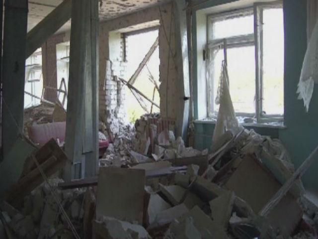 После боев в Луганске разрушена Железнодорожная больница (Видео)
