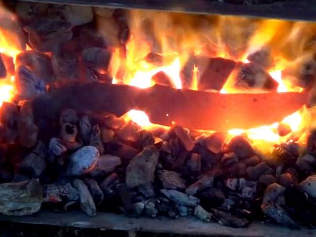 Українські бійці в польових умовах викували ніж з осколків снаряда (Відео) Українські бійці в польових умовах викували ніж з осколків снаряда (Відео)