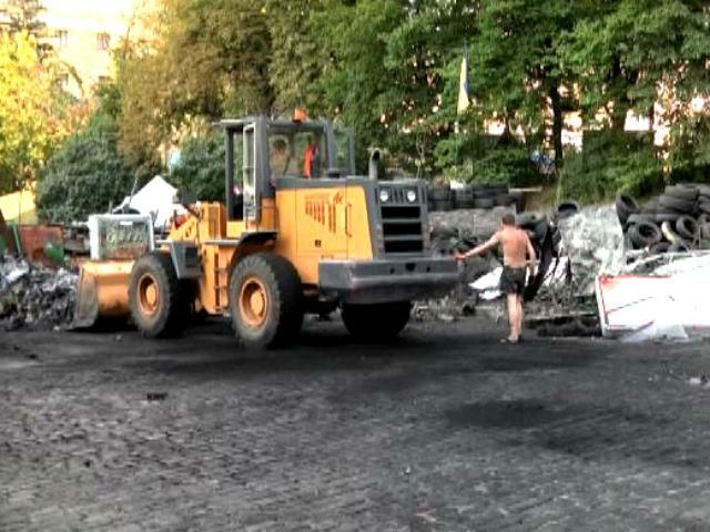 Столичні комунальники влаштували прибирання на вулиці Інститутській (Відео)