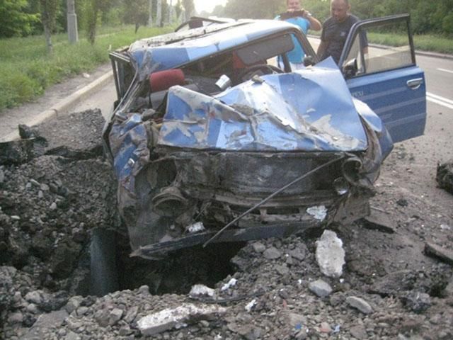 На Донбасі перед автомобілем впав снаряд (Відео)