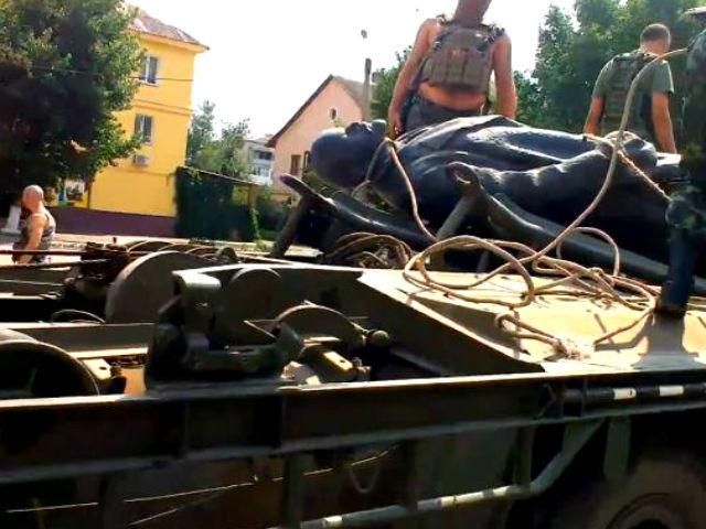 Ленинопад продолжается. Памятник Ильичу демонтировали в Счастье (Видео)