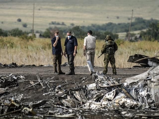 Террористы продолжают препятствовать работе экспертов на месте падения Boeing 777 Террористы продолжают препятствовать работе экспертов на месте падения Boeing 777