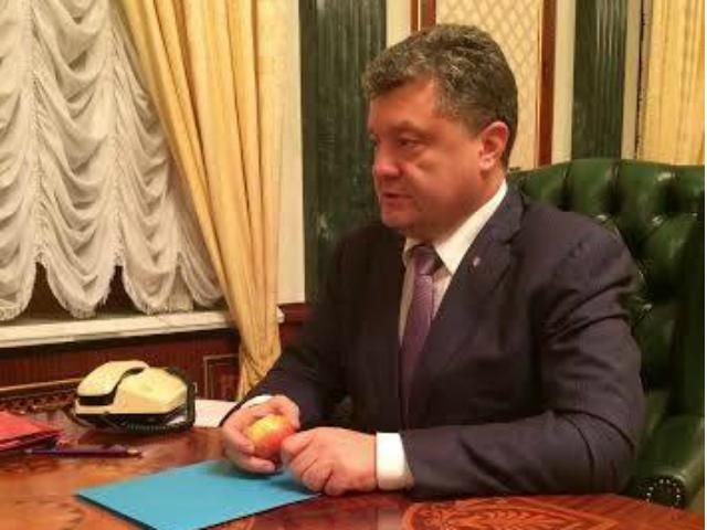 Порошенко підтримує акцію поляків "З'їж яблуко на зло Путіну" Порошенко підтримує акцію поляків "З'їж яблуко на зло Путіну"
