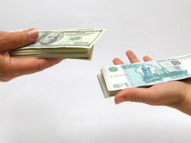 Вперше з квітня курс долара на Московській біржі перевищив 36 рублів Вперше з квітня курс долара на Московській біржі перевищив 36 рублів