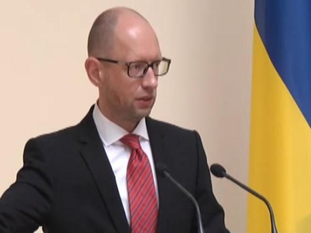 Левову частку зарплат в Україні виплачують в конвертах, – Яценюк Левову частку зарплат в Україні виплачують в конвертах, – Яценюк