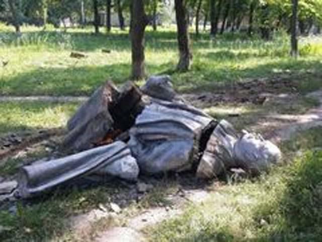 Свободовцы снесли Ленина еще и в Сумской области Свободовцы снесли Ленина еще и в Сумской области