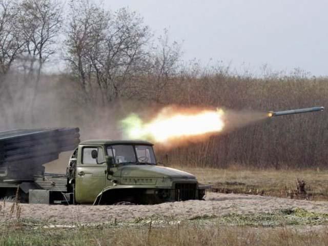 Боевики обстреливают позиции сил АТО с танков и "Градов" Боевики обстреливают позиции сил АТО с танков и "Градов"