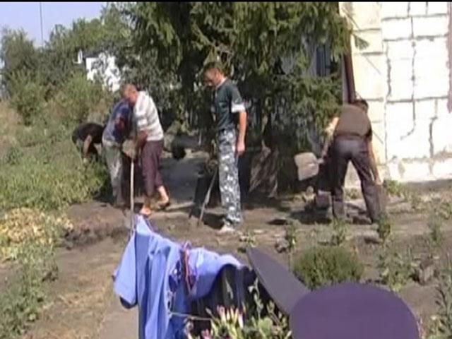 Милиционеры помогают по хозяйству семьям мобилизованных Милиционеры помогают по хозяйству семьям мобилизованных