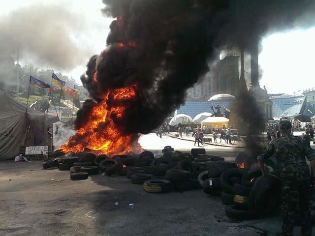 В Киеве горит Майдан (Фото. Видео)