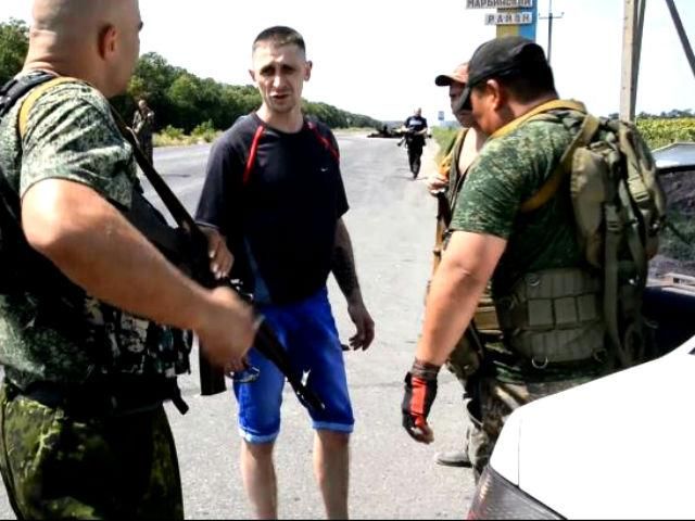 Между Донецком и Марьинкой террористы на блокпосту проверяют все авто (Видео)
