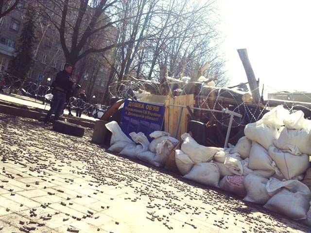 Біля Донецької СБУ — артобстріл Біля Донецької СБУ — артобстріл