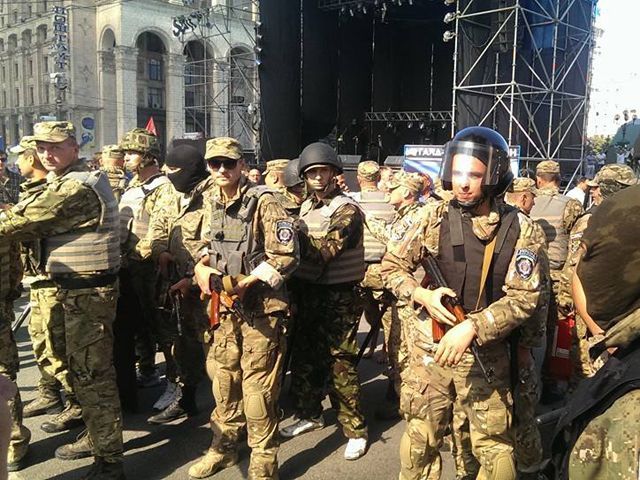 В палатках на Майдане нашли оружие, несколько силовиков ранены