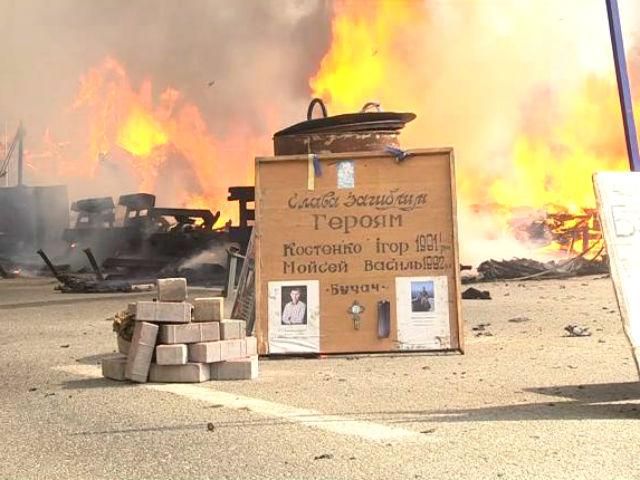 Зачистка Майдану: комунальники намагаються прибрати барикади, люди палять шини