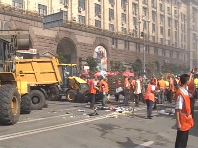 Разгон Майдана: коммунальщики разбирали баррикады на Майдане, зачистка Майдана так и не удалась