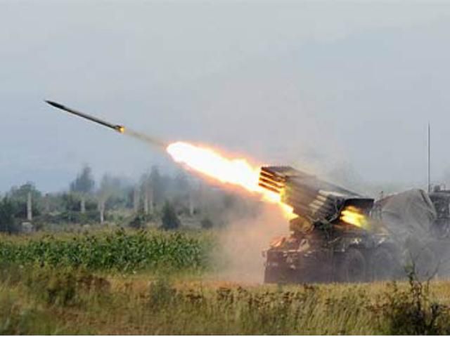 Очевидці повідомляють про обстріл Амвросіївки з "Градів" Очевидці повідомляють про обстріл Амвросіївки з "Градів"